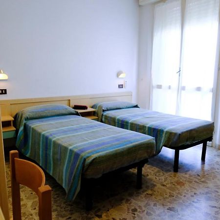 Hotel Chiara Римини Экстерьер фото