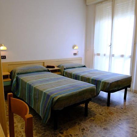 Hotel Chiara Римини Экстерьер фото