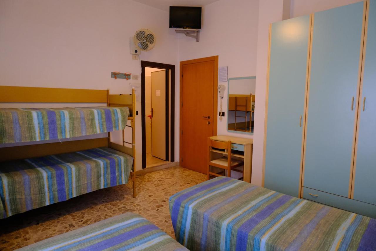 Hotel Chiara Римини Экстерьер фото