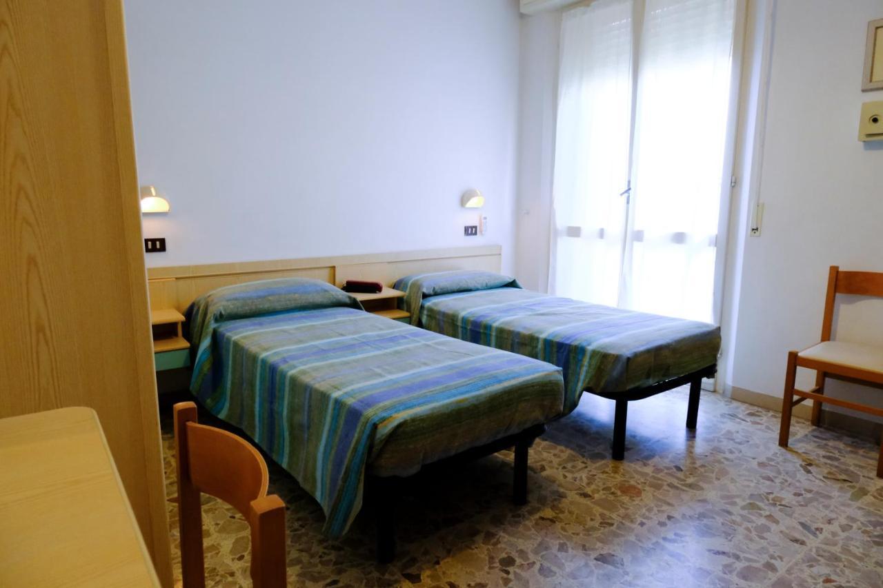 Hotel Chiara Римини Экстерьер фото