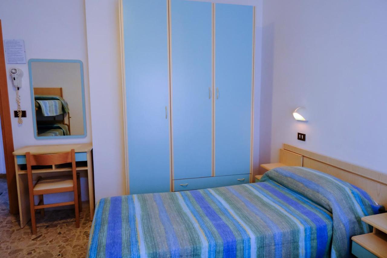Hotel Chiara Римини Экстерьер фото