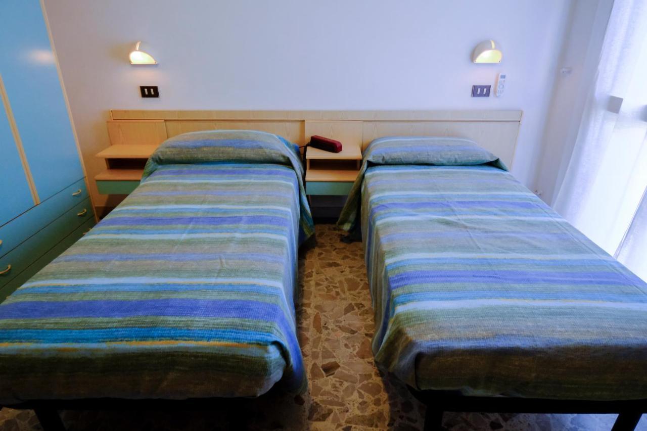 Hotel Chiara Римини Экстерьер фото