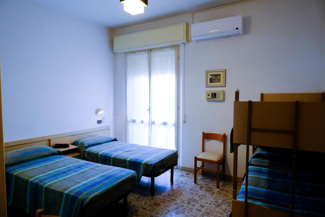 Hotel Chiara Римини Экстерьер фото